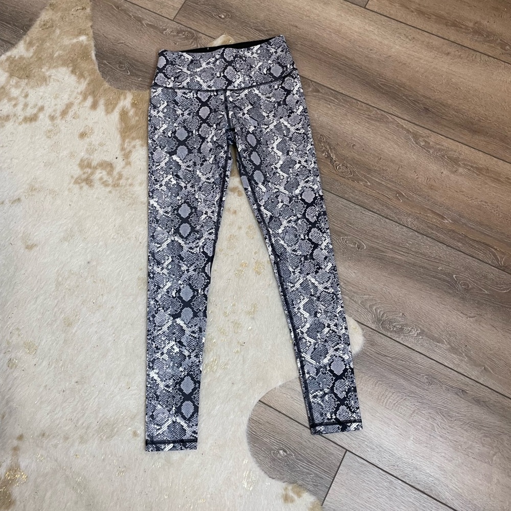 Victoria’s Secret sport knockout snake print leggings - Picture 1 of 5